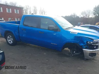 2025 Ram 1500 Big Horn z VIN 1C6RRFFG5SN516145, wystawiony jako IAAI lot #41040685 z przebiegiem 5 125 mil mil oraz . Historia ofert i sprzedaży dostępna na DreamBid. Obrazek 13.