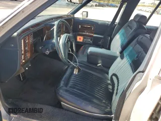 1992 Cadillac Brougham z VIN 1G6DW5474NR713140, wystawiony jako Copart lot #76990784 z przebiegiem 63 153 mil mil oraz Tytuł czysty. Historia ofert i sprzedaży dostępna na DreamBid. Obrazek 7.