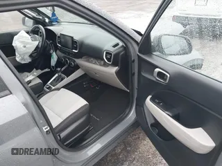 2021 Hyundai Venue Denim z VIN KMHRC8A38MU098601, wystawiony jako IAAI lot #41475810 z przebiegiem 132 647 mil mil oraz . Historia ofert i sprzedaży dostępna na DreamBid. Obrazek 5.