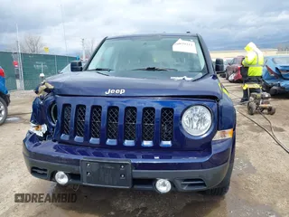 2015 Jeep Patriot Latitude z VIN 1C4NJRFB5FD270374, wystawiony jako IAAI lot #42039211 z przebiegiem 106 665 mil mil oraz . Historia ofert i sprzedaży dostępna na DreamBid. Obrazek 12.
