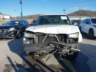 2005 Chevrolet Silverado 1500 Work Truck z VIN 2GCEK19V851367356, wystawiony jako IAAI lot #41448496 z przebiegiem 185 625 mil mil oraz . Historia ofert i sprzedaży dostępna na DreamBid. Obrazek 12.