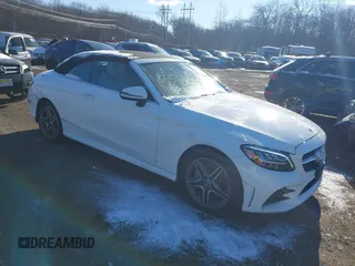 2019 Mercedes-Benz C 300 z VIN WDDWK8EB7KF828792, wystawiony jako IAAI lot #41267574 z przebiegiem 61 168 mil mil oraz . Historia ofert i sprzedaży dostępna na DreamBid. Obrazek 1.