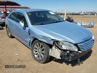 2013 Chrysler 200 Touring z VIN 1C3CCBBB3DN515666, wystawiony jako IAAI lot #41862136 z przebiegiem 142 485 mil mil oraz . Historia ofert i sprzedaży dostępna na DreamBid. Obrazek 1.