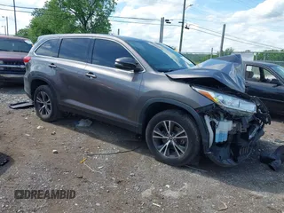 2019 Toyota Highlander LE z VIN 5TDZZRFH3KS325109, wystawiony jako IAAI lot #42160177 z przebiegiem 124 288 mil mil oraz . Historia ofert i sprzedaży dostępna na DreamBid. Obrazek 1.