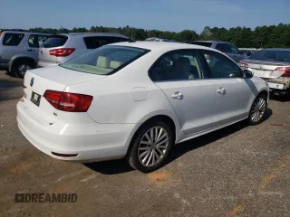 2015 Volkswagen Jetta SE z VIN 3VWD07AJ8FM224623, wystawiony jako Copart lot #62408765 z przebiegiem 142 827 mil mil oraz Czysty tytuł • Clean title. Historia ofert i sprzedaży dostępna na DreamBid. Obrazek 3.