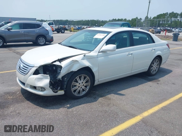 2008 Toyota Avalon XL z VIN 4T1BK36B68U304964, wystawiony jako IAAI lot #42381930 z przebiegiem 220 139 mil mil oraz . Historia ofert i sprzedaży dostępna na DreamBid. Obrazek 2.