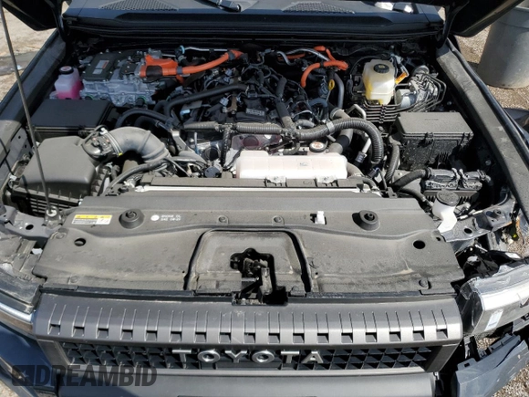 2024 Toyota Land Cruiser z VIN JTEABFAJXR5000883, wystawiony jako Copart lot #50334965 z przebiegiem Nie podano mil oraz Szkoda całkowita • Salvage title. Historia ofert i sprzedaży dostępna na DreamBid. Obrazek 12.