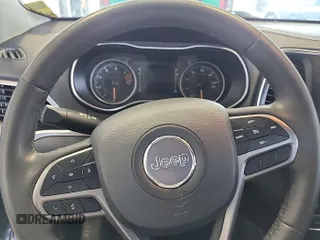 2021 Jeep Cherokee Latitude Plus z VIN 1C4PJLLB5MD223983, wystawiony jako IAAI lot #42741294 z przebiegiem 49 704 mil mil oraz . Historia ofert i sprzedaży dostępna na DreamBid. Obrazek 12.