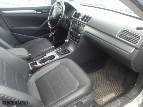 2014 Volkswagen Passat SE w/Sunroof with VIN 1VWBT7A34EC058651, listed as a IAAI auction lot 41674952 with 117,932 mi miles. Bid and sale history available at carsss.com. Image 5.
