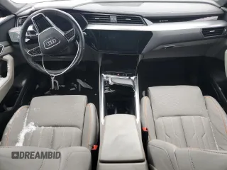 2022 Audi e-tron Prestige z VIN WA1VAAGE5NB039506, wystawiony jako Copart lot #83216424 z przebiegiem Nie podano mil oraz Szkoda całkowita • Salvage title. Historia ofert i sprzedaży dostępna na DreamBid. Obrazek 8.