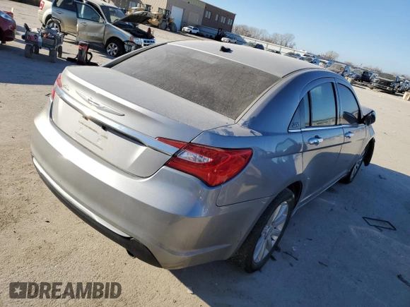 2014 Chrysler 200 Limited z VIN 1C3CCBCG3EN176547, wystawiony jako Copart lot #84256164 z przebiegiem 116 432 mil mil oraz Szkody całkowita. Historia ofert i sprzedaży dostępna na DreamBid. Obrazek 3.