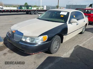 2001 Lincoln Town Car Cartier z VIN 1LNHM83W81Y706332, wystawiony jako IAAI lot #42125002 z przebiegiem Nie podano mil oraz . Historia ofert i sprzedaży dostępna na DreamBid. Obrazek 2.