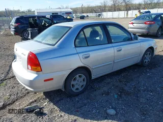 2005 Hyundai Accent GLS z VIN KMHCG45C25U623618, wystawiony jako IAAI lot #42140996 z przebiegiem 184 852 mil mil oraz . Historia ofert i sprzedaży dostępna na DreamBid. Obrazek 4.
