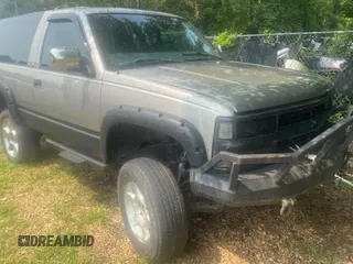 1998 Chevrolet Tahoe z VIN 3GNEK18R6WG125685, wystawiony jako Copart lot #61106805 z przebiegiem 196 172 mil mil oraz Czysty tytuł • Clean title. Historia ofert i sprzedaży dostępna na DreamBid. Obrazek 1.