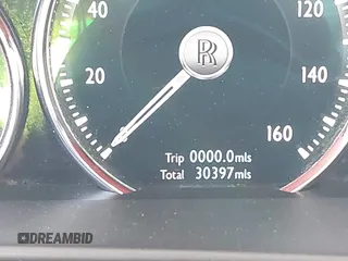 2020 Rolls-Royce Cullinan z VIN SLATV4C05LU200555, wystawiony jako IAAI lot #40801902 z przebiegiem 30 397 mil mil oraz . Historia ofert i sprzedaży dostępna na DreamBid. Obrazek 16.
