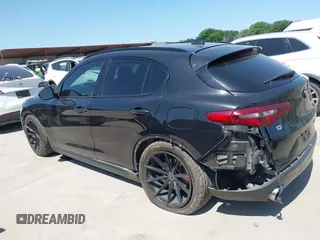 2018 Alfa Romeo Stelvio Sport z VIN ZASFAKPN1J7B82358, wystawiony jako IAAI lot #41984977 z przebiegiem 89 518 mil mil oraz . Historia ofert i sprzedaży dostępna na DreamBid. Obrazek 15.
