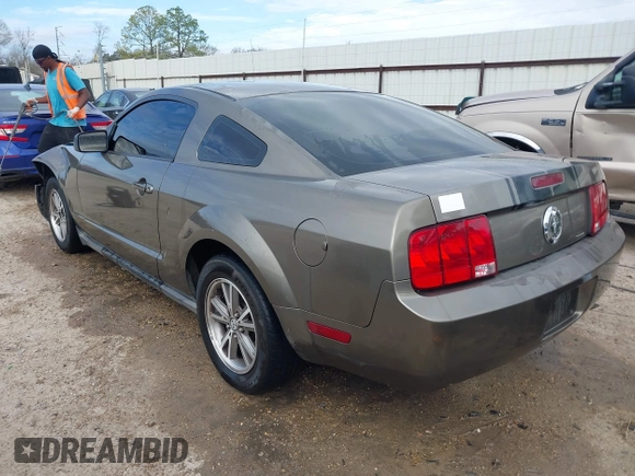 2005 Ford Mustang Deluxe with VIN 1ZVFT80N955159084, listed as a IAAI auction lot 41501154 with 222,942 mi miles. Bid and sale history available at carsss.com. Image 3.