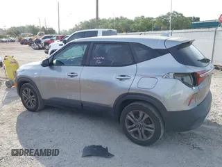 2021 Kia Seltos LX z VIN KNDEPCAAXM7136028, wystawiony jako IAAI lot #42070236 z przebiegiem 87 681 mil mil oraz . Historia ofert i sprzedaży dostępna na DreamBid. Obrazek 14.