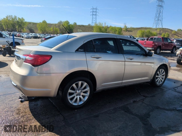 2014 Chrysler 200 Touring z VIN 1C3CCBBB7EN137644, wystawiony jako Copart lot #56254025 z przebiegiem 86 487 mil mil oraz Szkody całkowita. Historia ofert i sprzedaży dostępna na DreamBid. Obrazek 3.