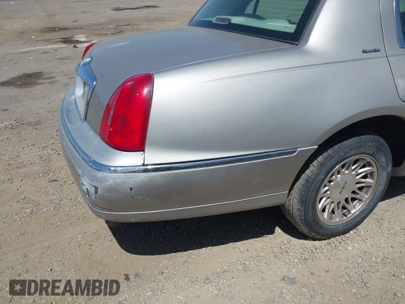 1999 Lincoln Town Car Signature z VIN 1LNHM82WXXY678088, wystawiony jako IAAI lot #42097845 z przebiegiem 174 561 mil mil oraz . Historia ofert i sprzedaży dostępna na DreamBid. Obrazek 12.