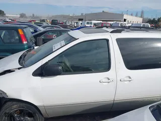 1998 Toyota Sienna LE with VIN 4T3ZF13C3WU074731, listed as a IAAI auction lot 41561965 with 174,130 mi miles. Bid and sale history available at carsss.com. Image 14.