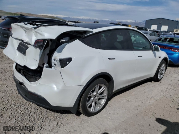 2021 Tesla Model Y Long Range with VIN 5YJYGDEEXMF268300, listed as a Copart auction lot 52196315 with 33,280 mi miles and Salvage Title. Bid and sale history available at carsss.com. Image 3.