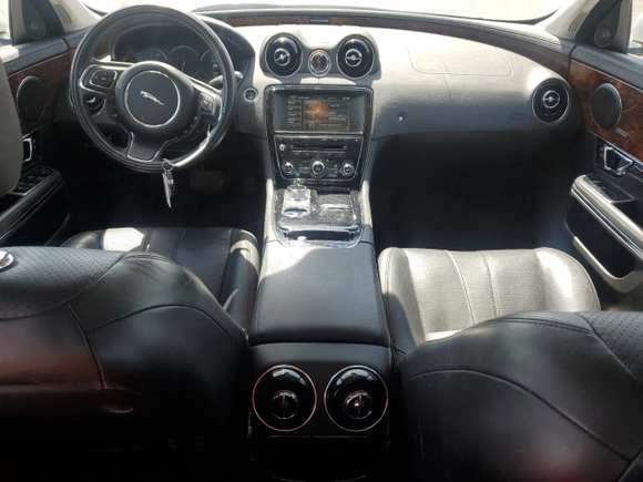 2015 Jaguar XJ with VIN SAJWJ1CD4F8V82496, listed as a Copart auction lot 71013474 with 52,744 mi miles and Salvage title. Bid and sale history available at DreamBid. Image 8.