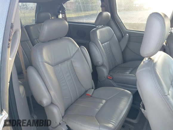 2003 Chrysler Town & Country LXi with VIN 2C8GP54L23R275051, listed as a IAAI auction lot 41963272 with 225,421 mi miles. Bid and sale history available at carsss.com. Image 8.