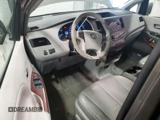 2012 Toyota Sienna XLE z VIN 5TDDK3DC8CS046677, wystawiony jako Copart lot #52381025 z przebiegiem 144 054 mil mil oraz Czysty tytuł • Clean title. Historia ofert i sprzedaży dostępna na DreamBid. Obrazek 8.