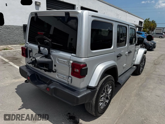 2024 Jeep Wrangler Sahara z VIN 1C4PJXEN6RW171855, wystawiony jako Copart lot #58272205 z przebiegiem 15 589 mil mil oraz Czysty tytuł • Clean title. Historia ofert i sprzedaży dostępna na DreamBid. Obrazek 4.