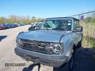 2023 Ford Bronco z VIN 1FMDE5BH5PLB17435, wystawiony jako IAAI lot #42039736 z przebiegiem 36 188 mil mil oraz . Historia ofert i sprzedaży dostępna na DreamBid. Obrazek 2.