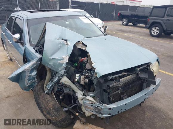 2008 Chrysler 300 C Hemi z VIN 2C3KA63HX8H335594, wystawiony jako IAAI lot #41907869 z przebiegiem Nie podano mil oraz . Historia ofert i sprzedaży dostępna na DreamBid. Obrazek 6.