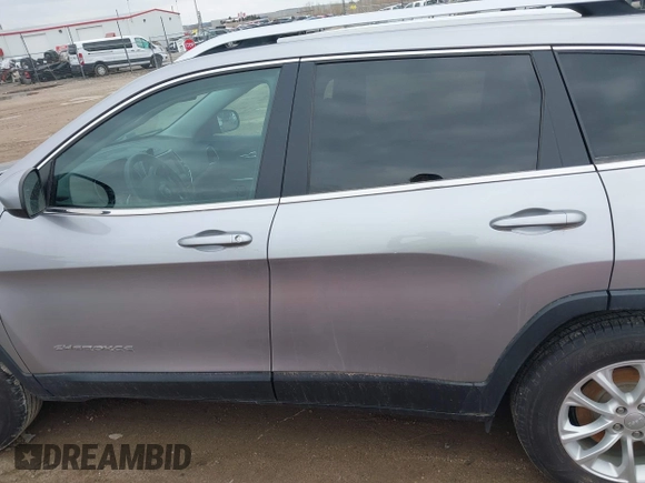 2019 Jeep Cherokee Latitude z VIN 1C4PJMCB3KD459969, wystawiony jako IAAI lot #41952058 z przebiegiem 82 719 mil mil oraz . Historia ofert i sprzedaży dostępna na DreamBid. Obrazek 14.