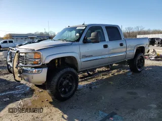 2005 GMC Sierra 2500HD SLT z VIN 1GTHK23215F973799, wystawiony jako Copart lot #84560404 z przebiegiem Nie podano mil oraz Szkoda całkowita • Salvage title. Historia ofert i sprzedaży dostępna na DreamBid. Obrazek 1.