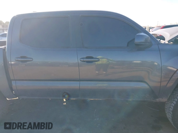 2021 Toyota Tacoma SR z VIN 3TYAX5GN3MT023665, wystawiony jako IAAI lot #41399435 z przebiegiem 53 552 mil mil oraz . Historia ofert i sprzedaży dostępna na DreamBid. Obrazek 14.