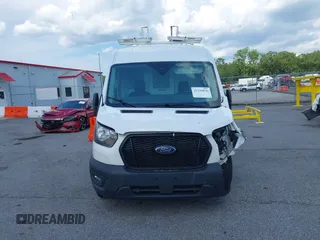 2023 Ford Transit Cargo z VIN 1FTBR1C85PKB34166, wystawiony jako IAAI lot #42216076 z przebiegiem 62 442 mil mil oraz . Historia ofert i sprzedaży dostępna na DreamBid. Obrazek 12.