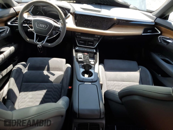2023 Audi e-tron GT Premium Plus z VIN WAUFJBFW2P7003754, wystawiony jako Copart lot #53279094 z przebiegiem 7286 mil mil oraz . Historia ofert i sprzedaży dostępna na DreamBid. Obrazek 8.