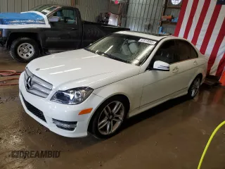 2012 Mercedes-Benz C 300 Sport z VIN WDDGF8BB9CR232838, wystawiony jako Copart lot #62819065 z przebiegiem 122 349 mil mil oraz Szkoda całkowita • Salvage title. Historia ofert i sprzedaży dostępna na DreamBid. Obrazek 1.