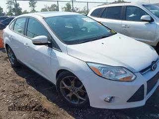 2013 Ford Focus SE z VIN 1FADP3F24DL188104, wystawiony jako IAAI lot #42490782 z przebiegiem 177 018 mil mil oraz . Historia ofert i sprzedaży dostępna na DreamBid. Obrazek 1.