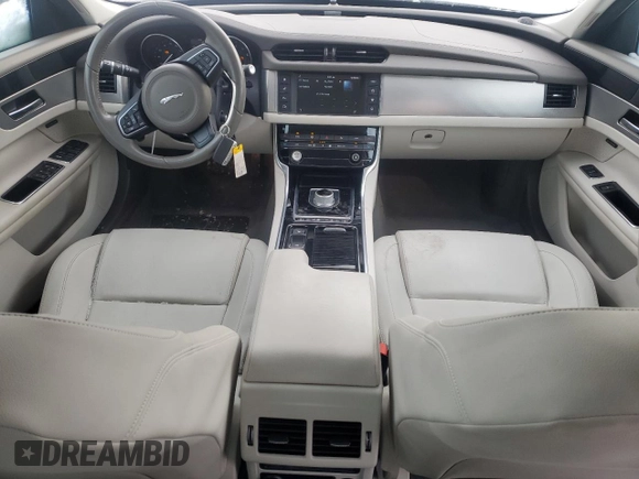 2016 Jaguar XF 35t Premium z VIN SAJBD4BV6GCY11860, wystawiony jako Copart lot #41879565 z przebiegiem 42 304 mil mil oraz Szkoda całkowita • Salvage title. Historia ofert i sprzedaży dostępna na DreamBid. Obrazek 8.