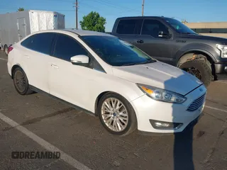 2015 Ford Focus Titanium z VIN 1FADP3J25FL380206, wystawiony jako IAAI lot #42785068 z przebiegiem 98 591 mil mil oraz . Historia ofert i sprzedaży dostępna na DreamBid. Obrazek 1.