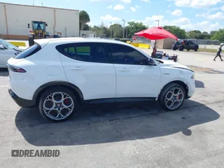 2024 Alfa Romeo Tonale Veloce z VIN ZASPATDW7R3051085, wystawiony jako IAAI lot #41596889 z przebiegiem 15 729 mil mil oraz . Historia ofert i sprzedaży dostępna na DreamBid. Obrazek 13.