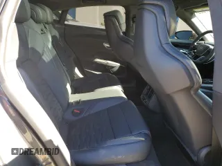 2024 Audi RS e-tron GT z VIN WAUBHBFW8R7901420, wystawiony jako Copart lot #87637305 z przebiegiem 2102 mil mil oraz Szkody całkowita. Historia ofert i sprzedaży dostępna na DreamBid. Obrazek 10.