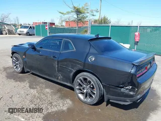 2022 Dodge Challenger R/T Scat Pack z VIN 2C3CDZFJ4NH256848, wystawiony jako IAAI lot #41850081 z przebiegiem 23 537 mil mil oraz . Historia ofert i sprzedaży dostępna na DreamBid. Obrazek 3.