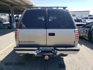 1999 GMC Suburban with VIN 3GKFK16R2XG530190, listed as a Copart auction lot 68385684 with 131,021 mi miles and Salvage Title. Bid and sale history available at carsss.com. Image 6.