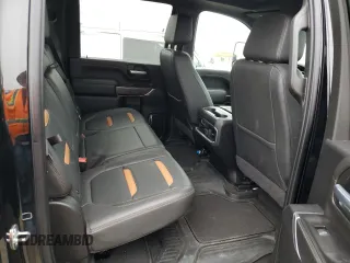 2021 GMC Sierra 3500HD AT4 z VIN 1GT49VEYXMF124749, wystawiony jako Copart lot #69328184 z przebiegiem 79 678 mil mil oraz Szkody całkowita. Historia ofert i sprzedaży dostępna na DreamBid. Obrazek 10.