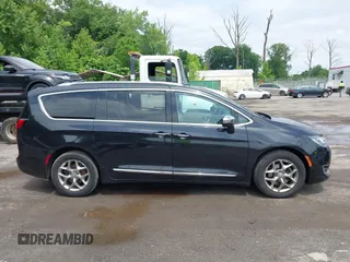 2017 Chrysler Pacifica Limited z VIN 2C4RC1GG3HR566162, wystawiony jako IAAI lot #42375696 z przebiegiem 103 051 mil mil oraz . Historia ofert i sprzedaży dostępna na DreamBid. Obrazek 13.
