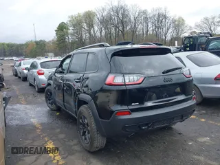 2022 Jeep Cherokee X z VIN 1C4PJMCXXND537681, wystawiony jako IAAI lot #41854831 z przebiegiem 26 685 mil mil oraz . Historia ofert i sprzedaży dostępna na DreamBid. Obrazek 3.
