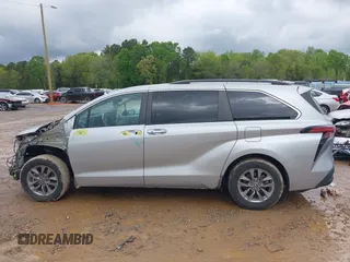 2022 Toyota Sienna XLE z VIN 5TDYSKFC0NS049827, wystawiony jako IAAI lot #41994431 z przebiegiem 42 102 mil mil oraz . Historia ofert i sprzedaży dostępna na DreamBid. Obrazek 14.