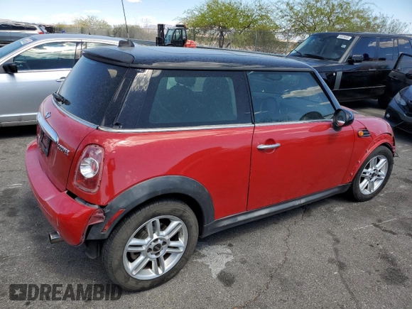 2011 MINI Hardtop z VIN WMWSU3C5XBT093162, wystawiony jako Copart lot #54871315 z przebiegiem 171 220 mil mil oraz Szkody całkowita. Historia ofert i sprzedaży dostępna na DreamBid. Obrazek 3.